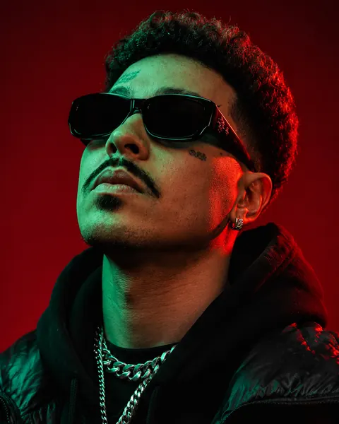 Retrato de Diego Henrique com luz vermelha ao fundo